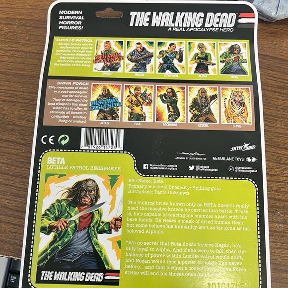 2017 The Walking Dead A Real Apocalypse Hero Alpha Lucille Patrol - Picture 2 of 3